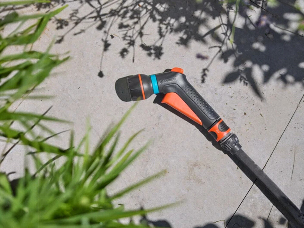 Pistolet zraszający GARDENA Classic 18375-20, odporność, warunki, atmosfera, promieniowanie, pistolet leży na betonowej posadce w ogrodzie