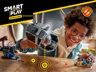 Osoba bawi się zestawem LEGO, w tym myśliwcem TIE Dartha Vadera. Na obrazie widoczne jest logo \'SMART PLAY\' oraz napis \'media expert\'.