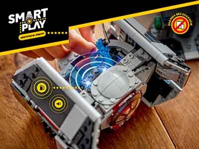Osoba składa model myśliwca TIE z klocków LEGO, widoczne są szczegóły konstrukcji. W lewym górnym rogu znajduje się logo \'SMART PLAY\', a w prawym górnym rogu okrągły znak z przekreślonym telefonem i napisem \'Zabawa bez ekranu\'.