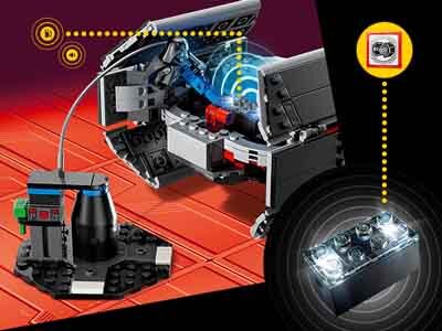 Obraz przedstawia model myśliwca z klocków LEGO z otwartym kokpitem, obok którego znajduje się czarny element z niebieskim paskiem. W prawym górnym rogu widoczna jest ikona z symbolem myśliwca, a poniżej czarny klocek z trzema świecącymi diodami.