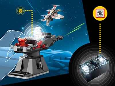 Obraz przedstawia zestaw LEGO z motywem Star Wars, w tym model X-Wing oraz interaktywną platformę z elementami świetlnymi. W tle widoczna jest przestrzeń kosmiczna z gwiazdami i zielonymi smugami światła.
