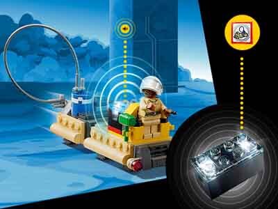 Na obrazku znajduje się zestaw LEGO z figurką w hełmie siedzącą na pojazd przypominający skuter kosmiczny, otoczony efektami świetlnymi i falami sygnału. Obok widoczny jest czarny klocek LEGO z czterema świecącymi diodami oraz ikona z przekreślonym symbolem telefonu.