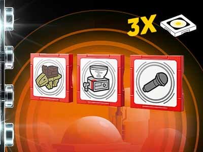 Obraz przedstawia trzy czerwone kwadratowe płytki z ikonami: kanapka, aparat fotograficzny i mikrofon. W prawym górnym rogu widnieje symbol 3X oraz mała płytka z jajkiem sadzonym.