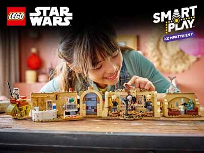 Osoba bawi się zestawem LEGO przedstawiającym scenę z kantyny Mos Eisley z serii Star Wars. Na górze obrazu widoczne są loga \'LEGO\', \'Star Wars\' oraz \'SMART PLAY KOMPATYBILNY\'.