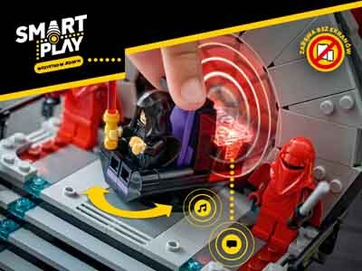 Na obrazie widoczny jest zestaw klocków LEGO z figurką siedzącą na tronie, otoczoną przez dwie czerwone postacie. W lewym górnym rogu znajduje się logo \'SMART PLAY\', a w prawym górnym rogu symbol zakazu z napisem \'Nie dla dzieci poniżej 3 lat\'.