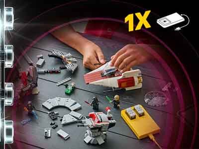 Na stole znajdują się elementy zestawu LEGO, w tym statek kosmiczny i figurki. W prawym górnym rogu widoczna jest grafika z napisem \'1X\' oraz obrazkiem prostokątnego urządzenia.