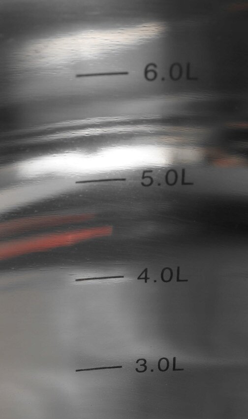 Obraz przedstawia metalowy garnek z oznaczeniami pojemności: 6.0L, 5.0L, 4.0L, 3.0L.