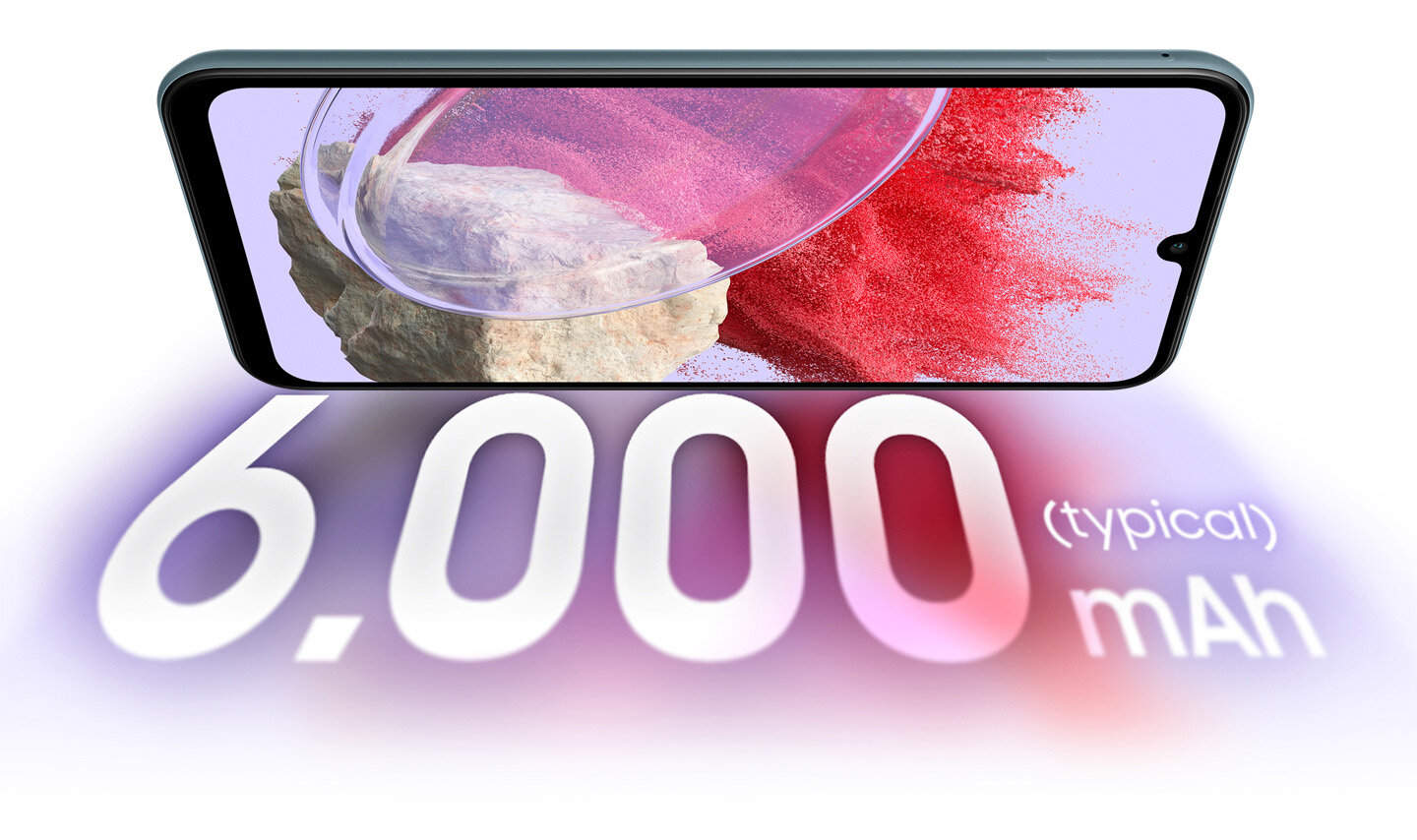 Pejzażowy widok Galaxy M34 5G w kolorze ciemnoniebieskim z przodu jest lekko pochylony do przodu, tworząc ostry kąt z powierzchnią. Urządzenie tworzy fioletowe i czerwone odbicie ekranu, a odbicie pokazane na dole wskazuje 6000 mAh (typowo).