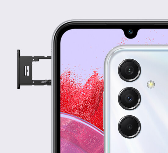 Pokazane są dwa srebrne urządzenia Galaxy M34 5G. Na pierwszym planie srebrny Galaxy M34 5G pokazuje tył z trzema aparatami z wieloma obiektywami. Na drugim planie znajduje się kolejne urządzenie Galaxy M34 5G, którego część wyświetlacza pokazuje fioletowo-czerwone tło ekranu, a z lewej strony wystaje slot na kartę microSD.