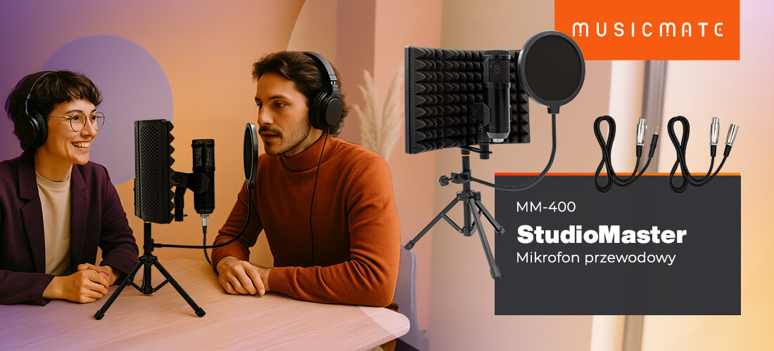 Mikrofon MUSICMATE MM-400 StudioMaster wzmocnienie głosu i wyraziste brzmienie, osoby siedzące przy stoliku z nałożonymi słuchawkami nausznymi oraz zestawem stojącym na stole
