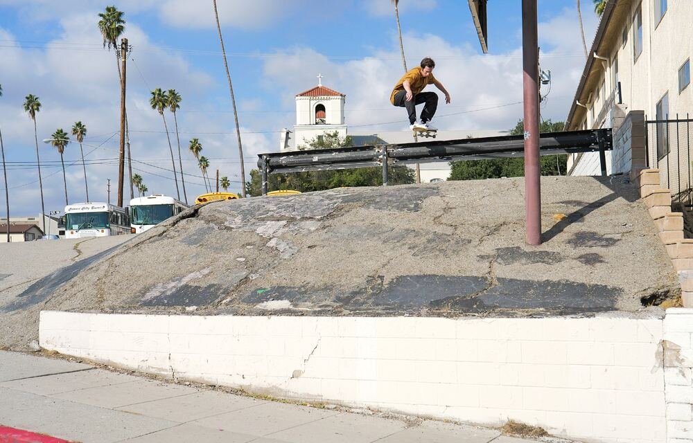 Aparat PANASONIC DC-S5M2E skater podczas skoku  