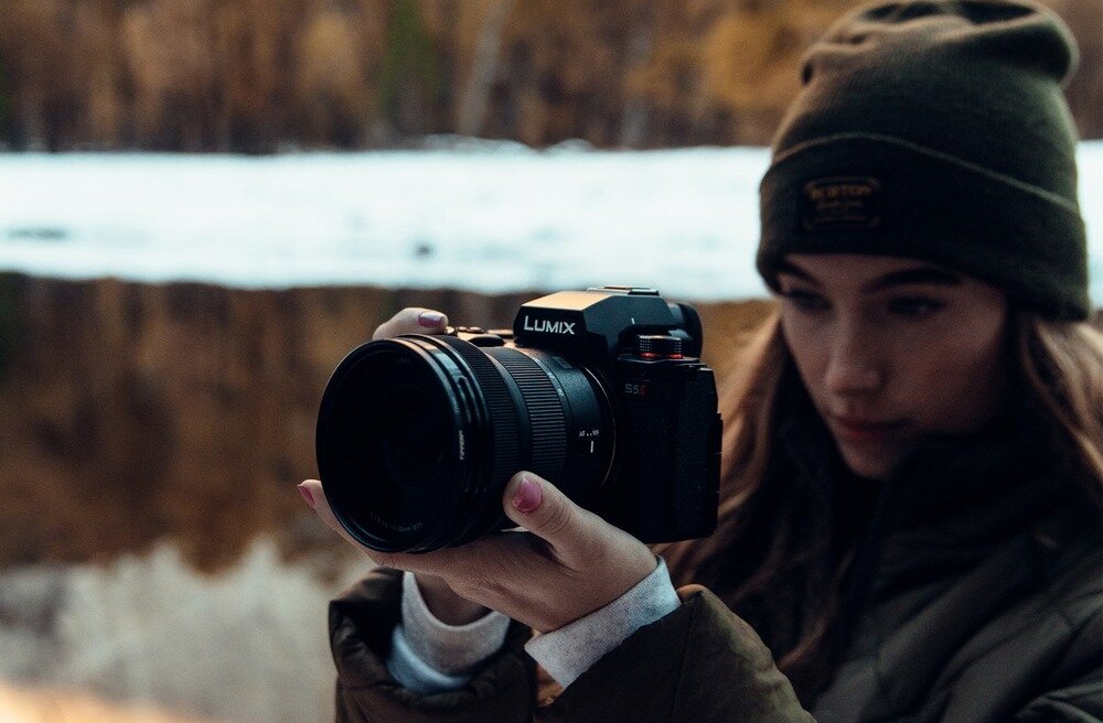 Aparat PANASONIC DC-S5M2E trzymany w rękach  