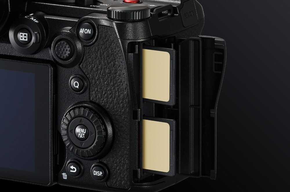 Aparat PANASONIC DC-S5M2E kadr na slot kart 