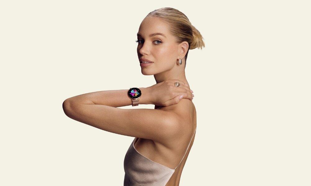 Smartwatch GARETT Verona -kobieta ze smartwatchem na nadgarstku, pasek, wersje kolory