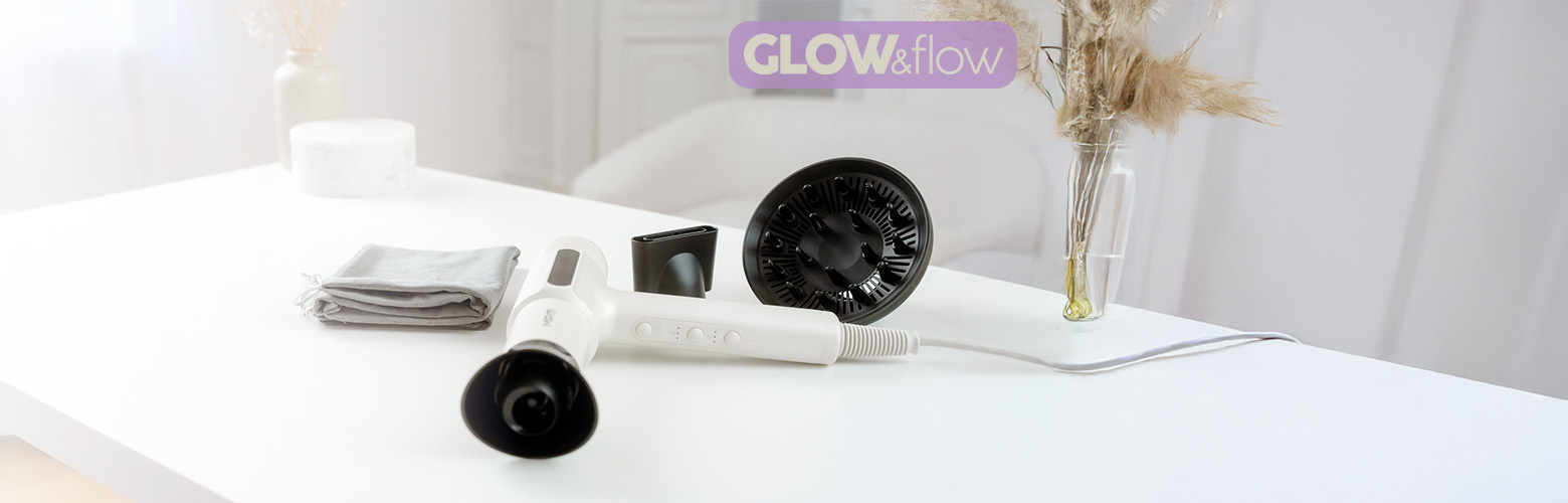 Suszarka do włosów MSW-26 na blacie, obok woreczek i wymienne końcówki.