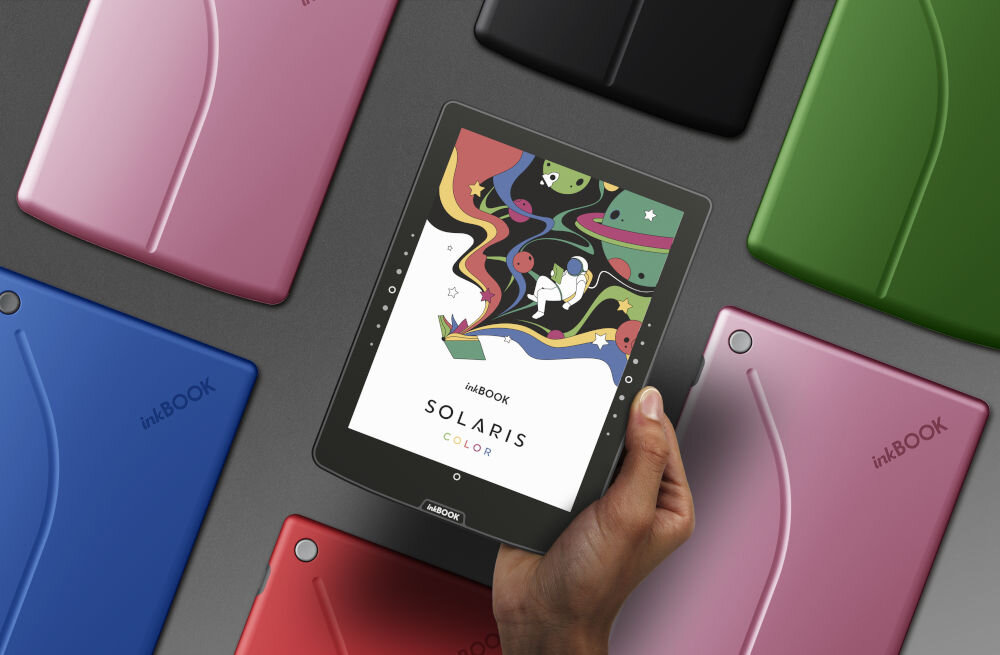 Czytnik e-booków INKBOOK Solaris Color 6 cali, Podświetlany ekran, Wi-Fi Czarny prezentacja czytnika w różnych wersjach kolorystycznych na ciemnym tle jeden czytnik trzymany w dłoni ilustracje komiksy ekran E Ink Kaleido™ 7. generacji pełne kolorów