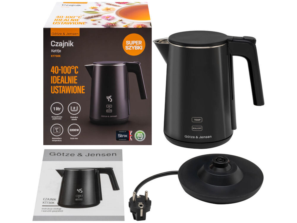 Czajnik GÖTZE & JENSEN KT730K Czarny Zdjęcie przedstawia kompletny zestaw czarnego czajnika elektrycznego Goetze & Jensen KT730K. W skład zestawu wchodzi kartonowe opakowanie, na którym wyróżniono funkcje takie jak regulacja temperatury w zakresie od 40 do 100 stopni Celsjusza, pojemność 1 litr, podwójne ścianki, moc 2200W i super szybkie działanie. Obok widoczny jest sam czajnik z cyfrowym wyświetlaczem, okrągła podstawa z kablem zasilającym oraz instrukcja obsługi i warunki gwarancji modelu KT730K.