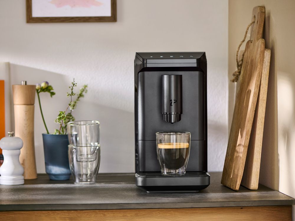 Ekspres TCHIBO Esperto Mini Czarny Wygodne dopasowanie Regulowana wysokość dozownika ułatwienie korzystanie komfort każdego parzenia