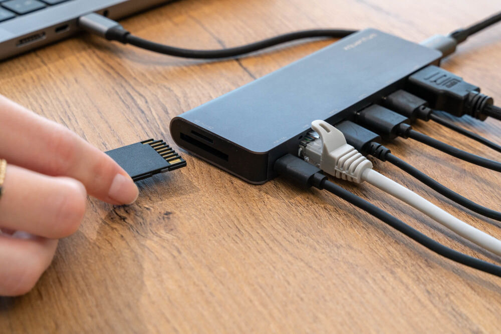 Hub USB XQUANTUM UH300 9w1 wkładanie karty SC kable podłączone do portów adaptera