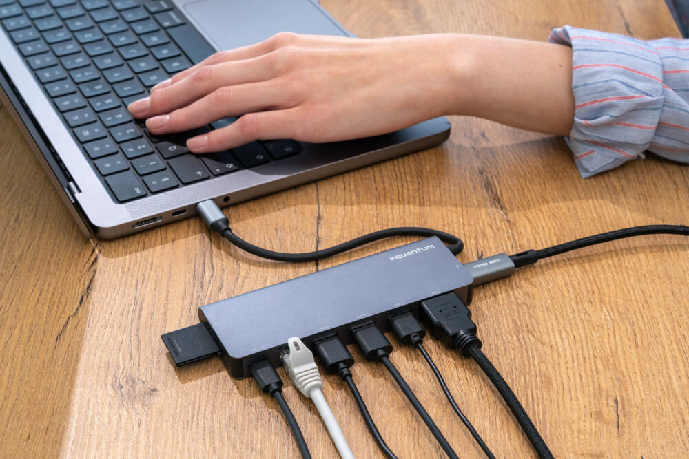 Hub USB XQUANTUM UH300 9w1 z kablami podłączonymi do wszystkich portów podlączony do komputera