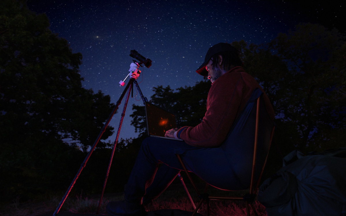 APPLE MacBook Pro MacBook Pro 24 godzin szybkiego zastrzyku energii 30 minut do połowy zasilania sieciowego mobilnie MacBook Pro pełną moc - Osoba siedzi na dworze z laptopem i teleskopem, nocna obserwacja gwiazd