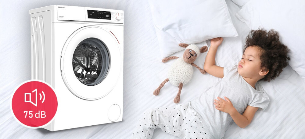 PRALKA SHARP ES-NFA612DWB-PL Na zdjęciu widoczna jest biała pralka, a obok niej siedzi dziecko na łóżku z białą pościelą, przytulając pluszową owieczkę. W lewym dolnym rogu znajduje się ikonka głośności z oznaczeniem poziomu hałasu – 50 dB. Obraz sugeruje, że pralka pracuje bardzo cicho, nie zakłócając odpoczynku Wave Cabinet cicha praca niski hałas 75 dB pranie w nocy redukcja drgań wibracje stabilność boczne ścianki komfort codzienne użytkowanie cisza technologia