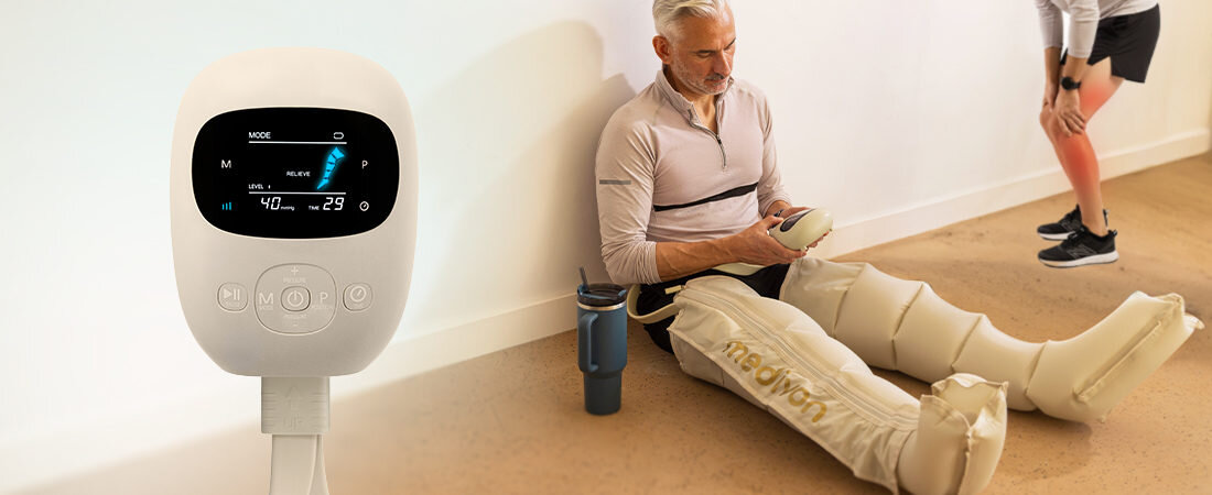 Masażer Limfatyczny do nóg MEDIVON Lumina Prosta obsługa Intuicyjny panel sterowania z wyświetlaczem LED Wbudowany timer pamięć ustawień preferencje ustawienia zbliżenie na wyświetlacz osoba siedzi na podłodze i użytkuje masażer patrzy w wyświetlacz