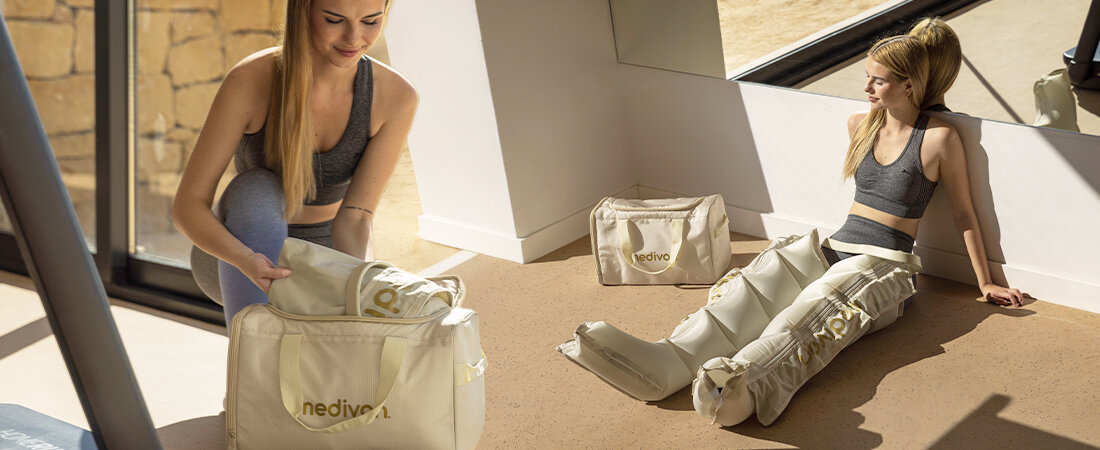 Masażer Limfatyczny do nóg MEDIVON Lumina Wygoda użytkowania akumulator pojemność czas pracy Lekka konstrukcja z wytrzymałej tkaniny i tworzywa ABS dołączona torba transportowa prezentacja torby zdjęcie lifestyle osoba chowa masażer do torby osoba użytkuje masażer obok leży torba