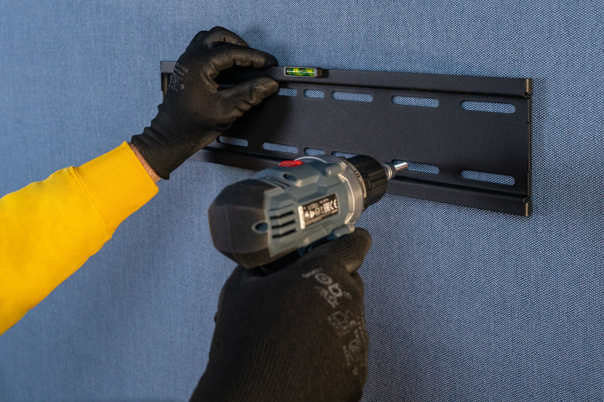 Uchwyt GOTZE & JENSEN do TV 32-55 cali TM3540T uchylny regulowany w pionie Czarny montaż wbudowana poziomica