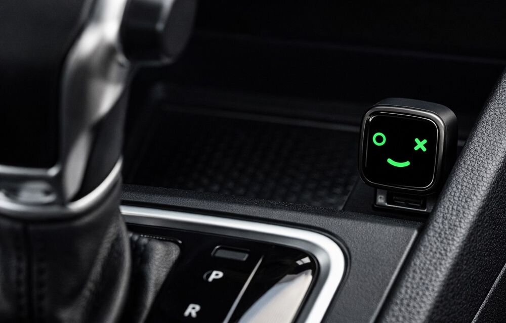 Adapter XENSO M12 bezprzewodowy CarPlay Android Auto wygodny dostęp do multimediów, adapter wpiety w port usb w aucie