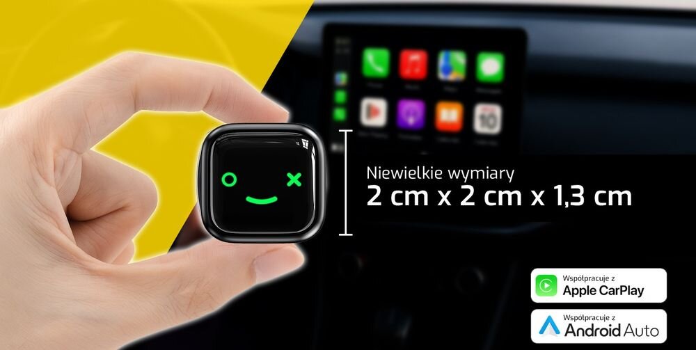 XENSO M12 kompaktowy adapter bezprzewodowy mały dyskretny wygląd, adapter trzymany w ręku na tle wnętrza auta