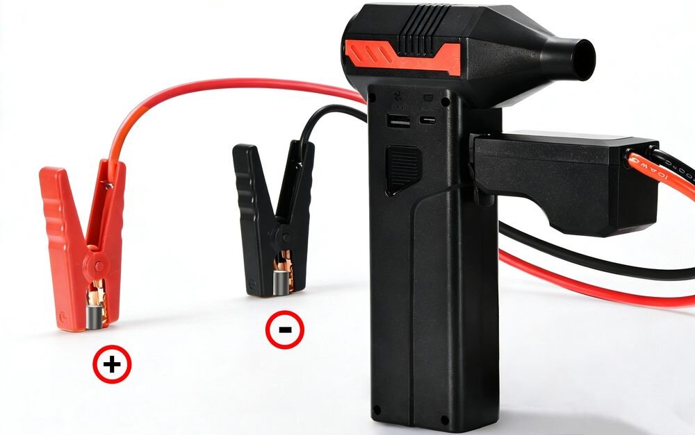 Urządzenie rozruchowe XENSO XR55 prąd rozruchowy 12V awaryjne uruchamianie auta, urządzenie rozruchowe z kablami na białym tle