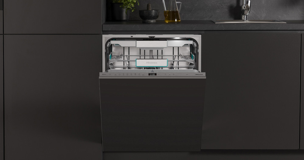 Zmywarka HISENSE HV673B66 zdjęcie lifestyle otwarta zmywarka front pusta kuchnia zabudowa czarne meble Pojemne wnętrze 16 kompletów System Aqua Protect Przesuwane Drzwi Program auto suszenia Mycie butelek i bidonów System Ochrony Szkła Dysze wodne Szybkie zmywanie w 15 minut Filtr samoczyszczący