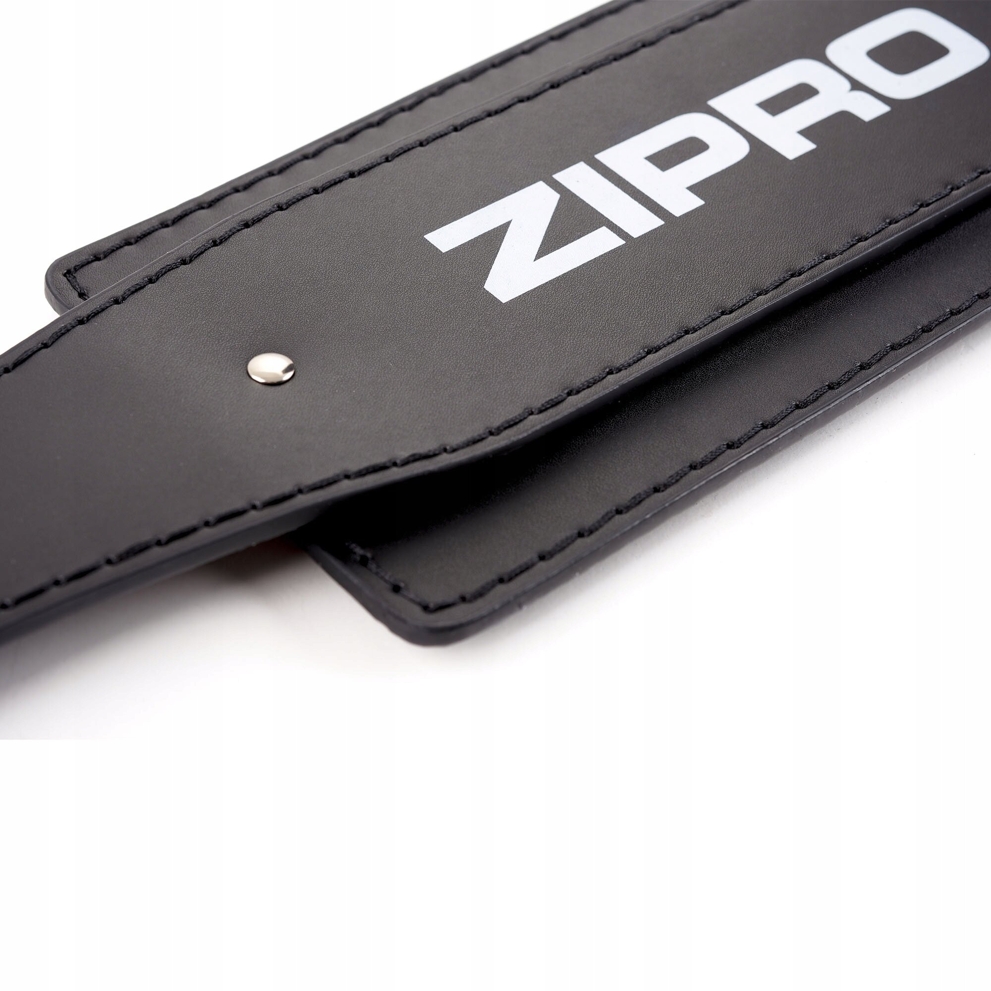 Czarny skórzany pas z widocznym logo \'ZIPRO\' i metalowym nitem.
