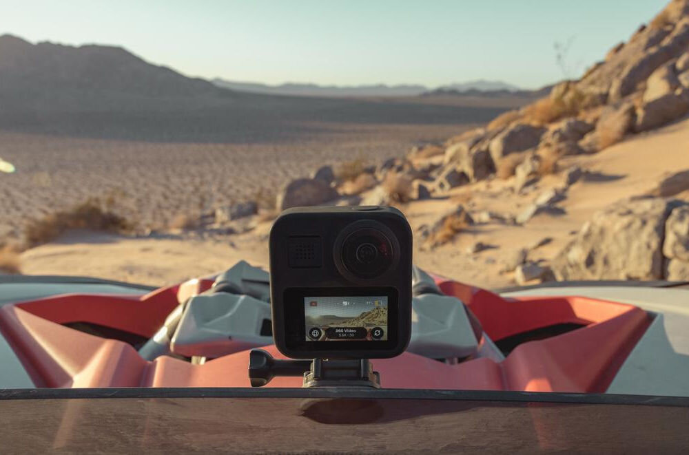 Kamera sportowa GOPRO MAX 360, 5.6K 30 FPS, Wi-Fi, Bluetooth kamera na przyssawce w tle pustynia amerykański producent nagrywanie klasyczne sferyczne plastyka kadrowania 360 zmienne pola widzenia aplikacja gopro quik