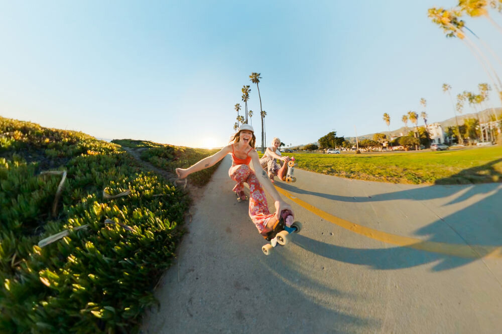 Kamera sportowa GOPRO MAX 360, 5.6K 30 FPS, Wi-Fi, Bluetooth osoba jadąca na deskorolce Łatwy montaż 360° przekształcanie filmów śledzenie obiektów płynne przejścia efekty specjalne