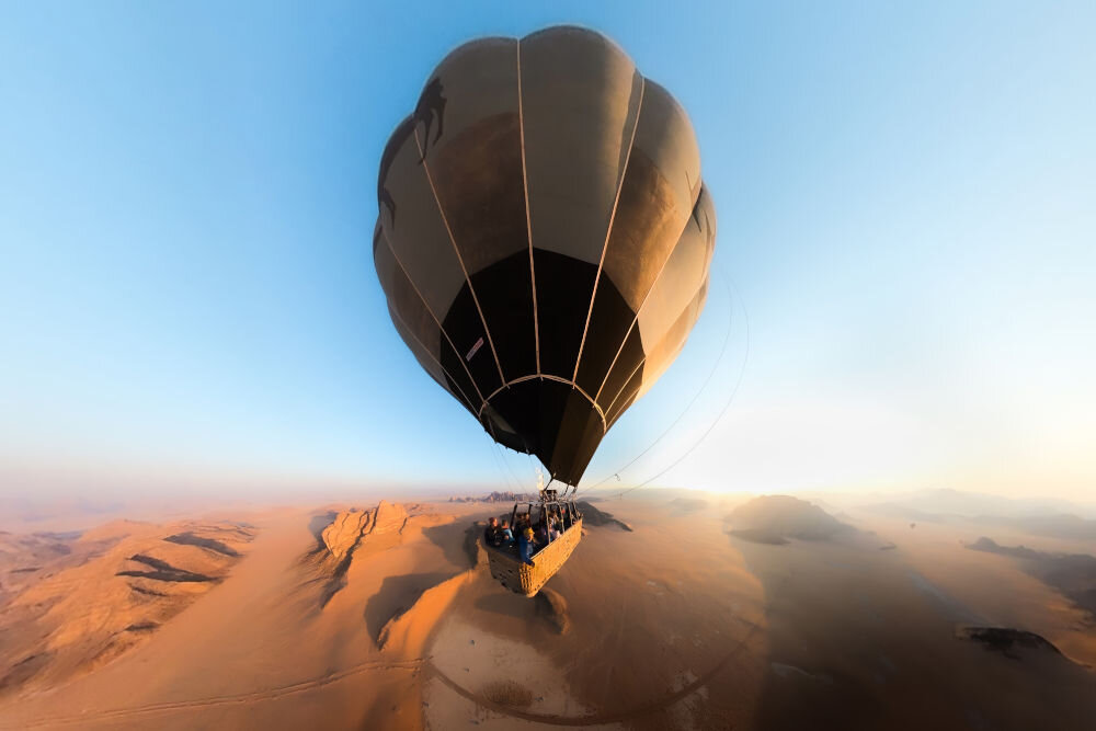 Kamera sportowa GOPRO MAX 360, 5.6K 30 FPS, Wi-Fi, Bluetooth balon lecący nad pustynią moduł gps rejestracja prędkość przeciążenie trasa zmiany wysokości analiza przejazdów