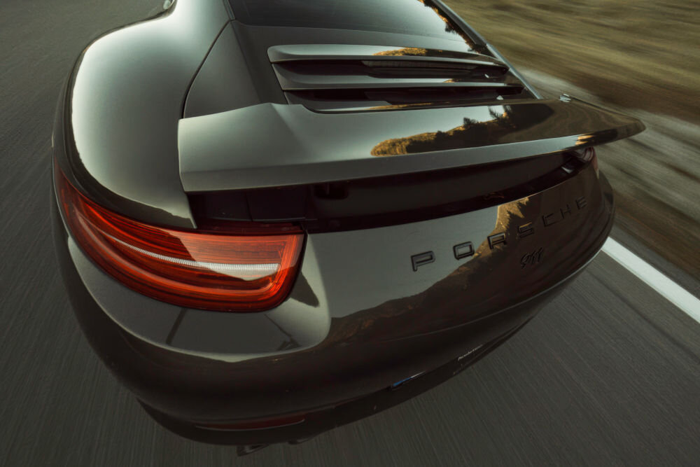 Kamera sportowa GOPRO MAX 360, 5.6K 30 FPS, Wi-Fi, Bluetooth zbliżenie na tył sportowego samochodu Kodek H.265 HEVC szczegółowe nagrania wysoka kompresja