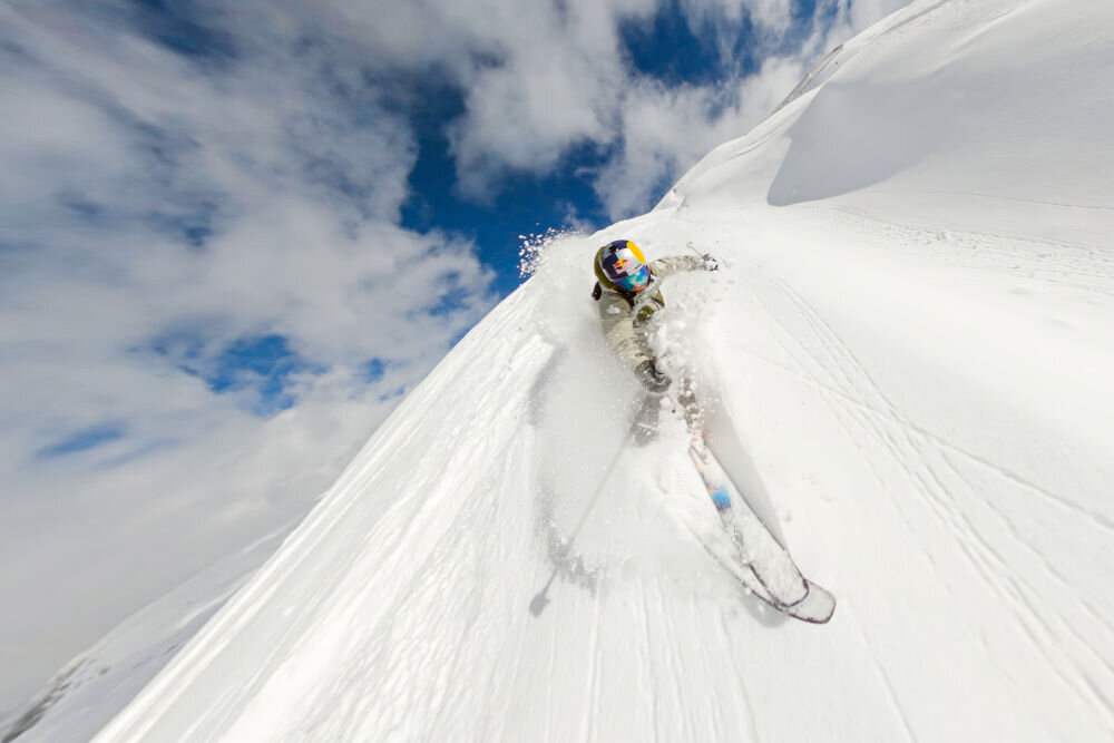 Kamera sportowa GOPRO MAX 360, 5.6K 30 FPS, Wi-Fi, Bluetooth osoba jadąca na nartach krótkie filmy 15 sekund 30 sekund automatyczne zakończenie nagrania ręczne zakończenie