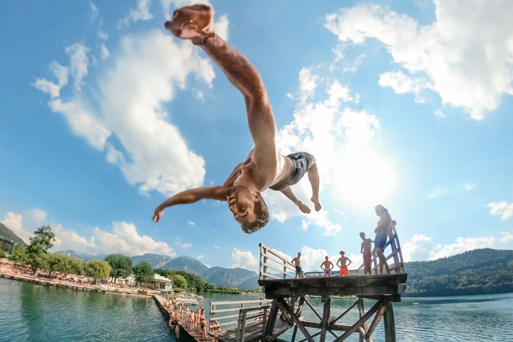 Kamera sportowa GOPRO MAX 360, 5.6K 30 FPS, Wi-Fi, Bluetooth osoba skacząca do wody z pomostu ekstremalne warunki wodoszczelność do 5 metrów ochrona przez zachlapaniem przez pyłem