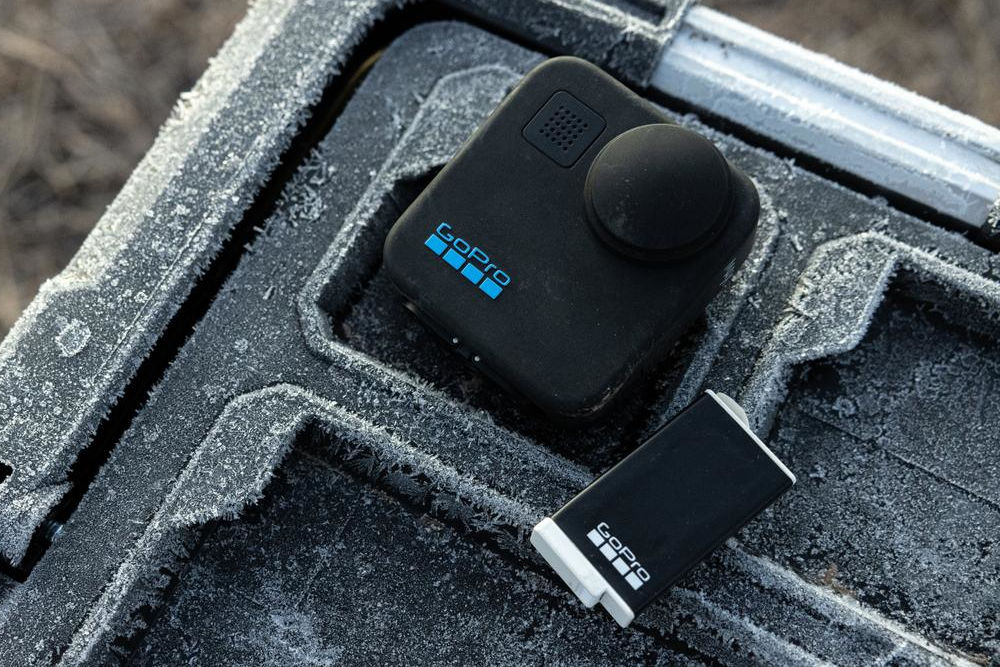 Kamera sportowa GOPRO MAX 360, 5.6K 30 FPS, Wi-Fi, Bluetooth kamera i akumulator na oszronionym podłożu akumulator enduro 1600 mah działanie w ekstremalnych warunkach długi czas pracy