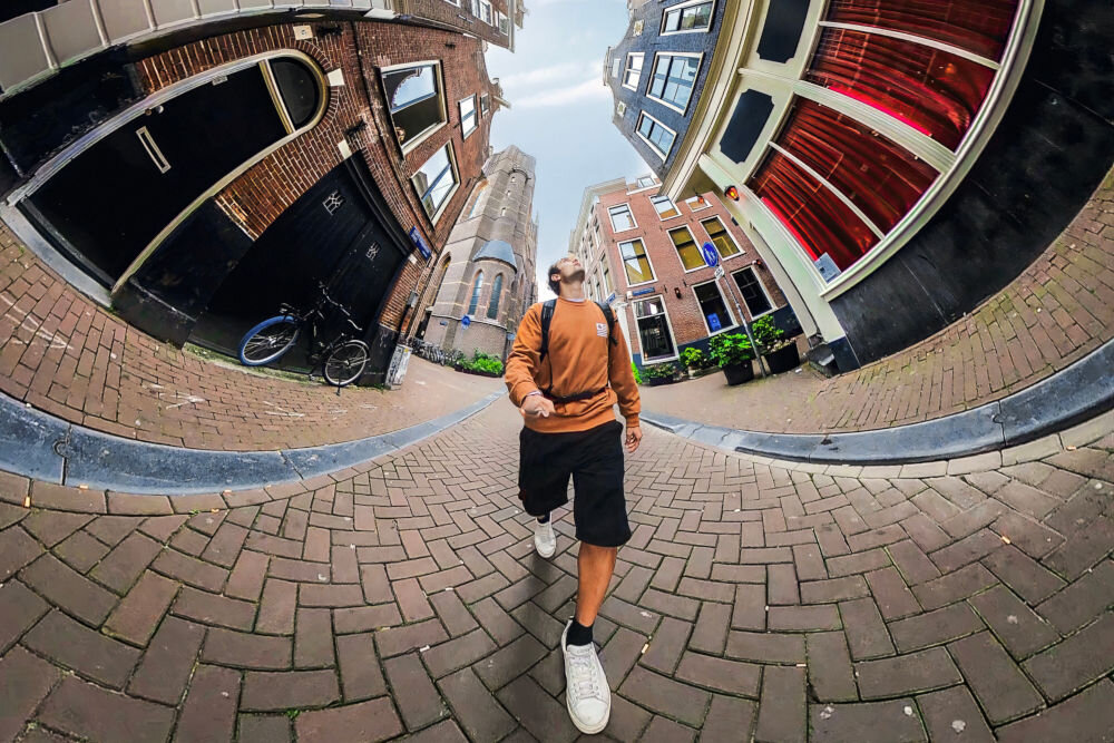 Kamera sportowa GOPRO MAX 360, 5.6K 30 FPS, Wi-Fi, Bluetooth ujęcie na osobę spacerującą po mieści nagrywanie 360 stopni 5,6K 30 klatek na sekundę bezpośrednio na karcie pamięci 