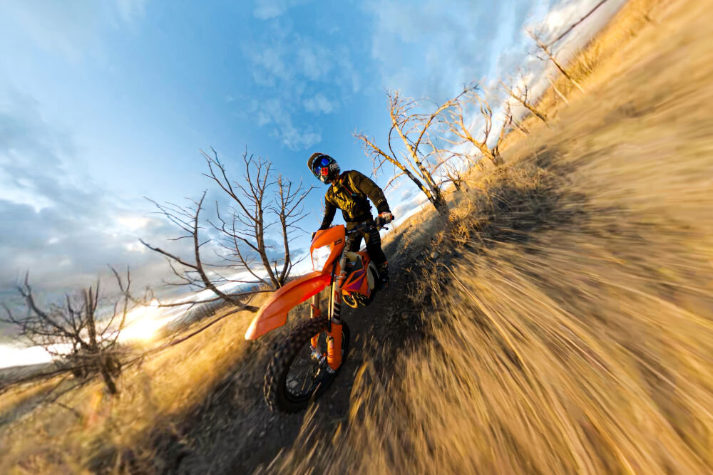 Kamera sportowa GOPRO MAX 360, 5.6K 30 FPS, Wi-Fi, Bluetooth osoba jadąca przez wysokie trawy 4 pola widzenia wąski liniowa szeroki zwiększony 1440p 60FPS (4:3) 1080p 60FPS (16:9) szeroki kąt widzenia 5,5 MP