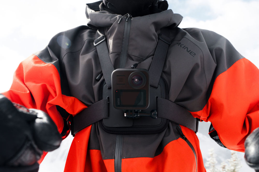 Kamera sportowa GOPRO MAX 360, 5.6K 30 FPS, Wi-Fi, Bluetooth osoba z kamerą przymocowaną na szelkach 6 wewnętrznych mikrofonów przestrzenny dźwięk immersyjny obraz dźwięk kierunkowe działanie mikrofonu