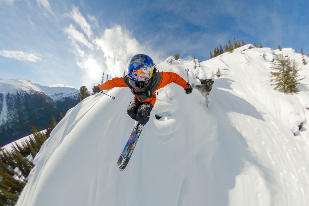 Kamera sportowa GOPRO MAX 360, 5.6K 30 FPS, Wi-Fi, Bluetooth osoba jeżdżąca na nartach stabilizacja MAX Hypersmooth redukcja drgań wibracji aplikacja gopro kinowy efekt