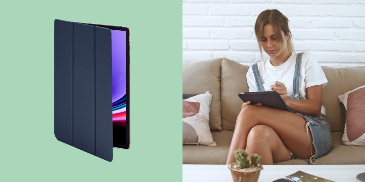Po lewej stronie obraz przedstawia granatowe etui na tablet, a po prawej osoba siedzi na kanapie, trzymając tablet w rękach.