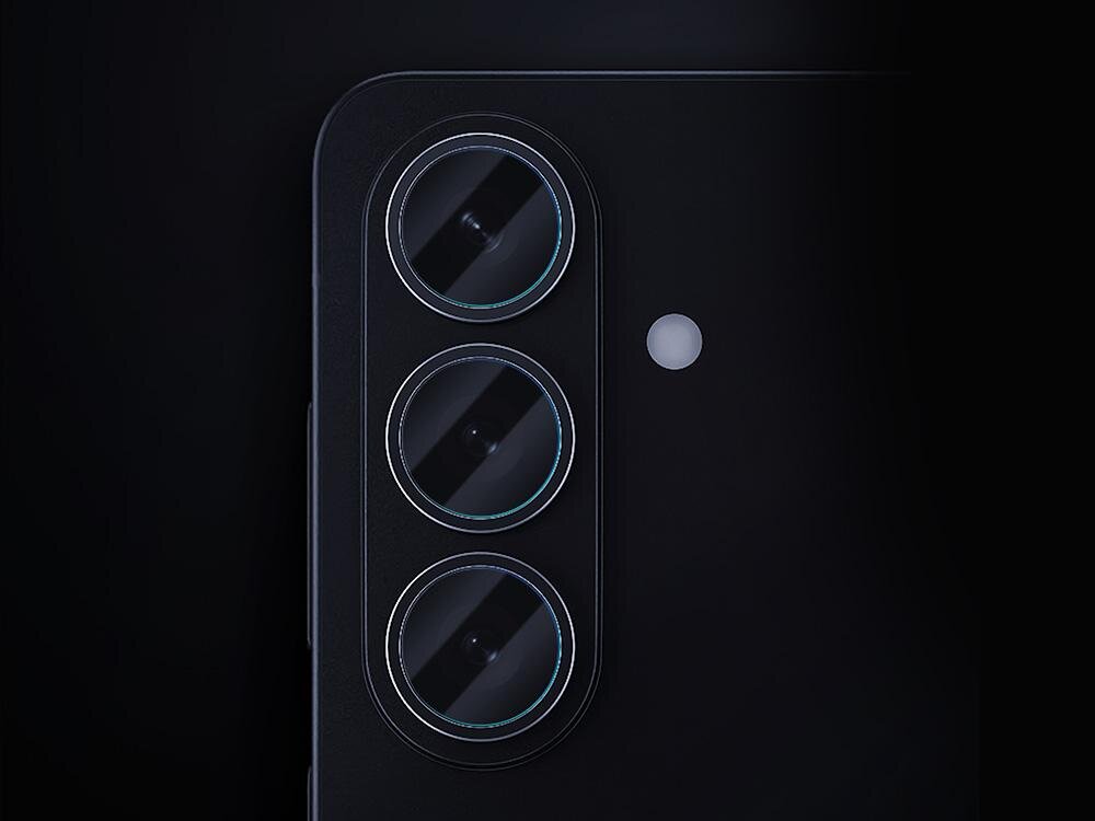 3MK Hardy Fusion Lens Protection modułu fotograficznego 3MK Hardy Fusion Lens Protection zabezpiecza optykę przed uszkodzeniami mechanicznymi mobilnej fotografii - soczewki aparatu na ciemnym tle