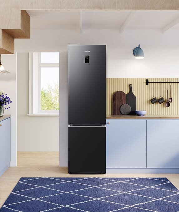 Zdjęcie nowoczesnej lodówki Grand+ RB38C774DB1 z dolnym zamrażalnikiem, którą można znaleźć w ofercie sieci Media Expert