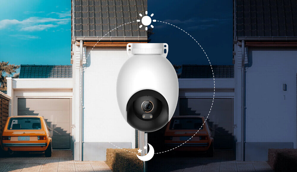 Obraz przedstawia białą, obrotową kamerę zamontowaną na tle domu z garażem, z podziałem na dzień i noc. W tle widoczny jest pomarańczowy samochód zaparkowany przed garażem.