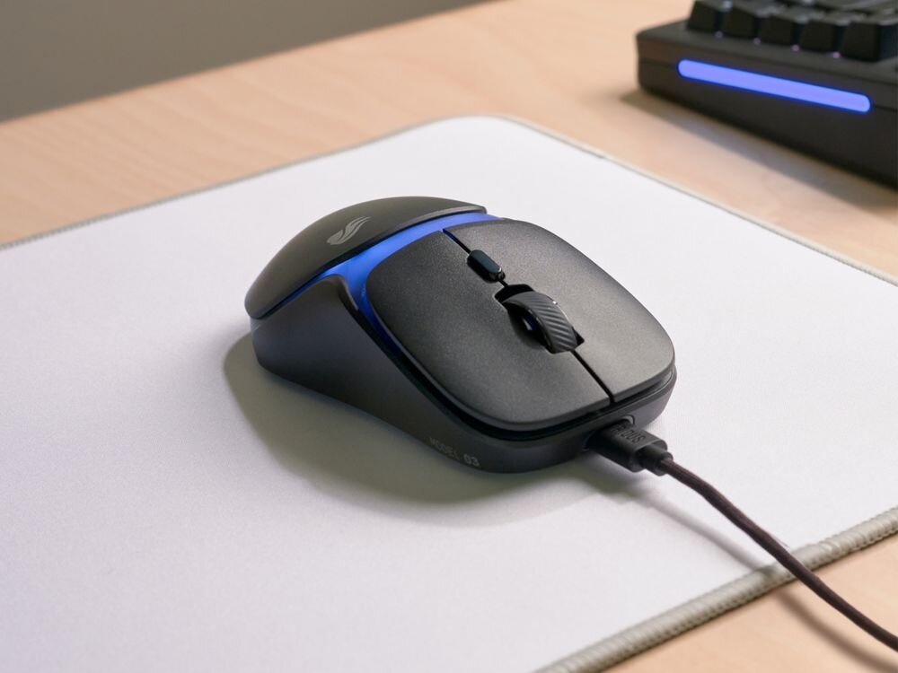 Glorious Gaming Model O3 54 g najlżejszych modeli na rynku Symetryczny kształt redukuje zmęczenie nadgarstka - Ilustracja przedstawia mysz przodem na biurku